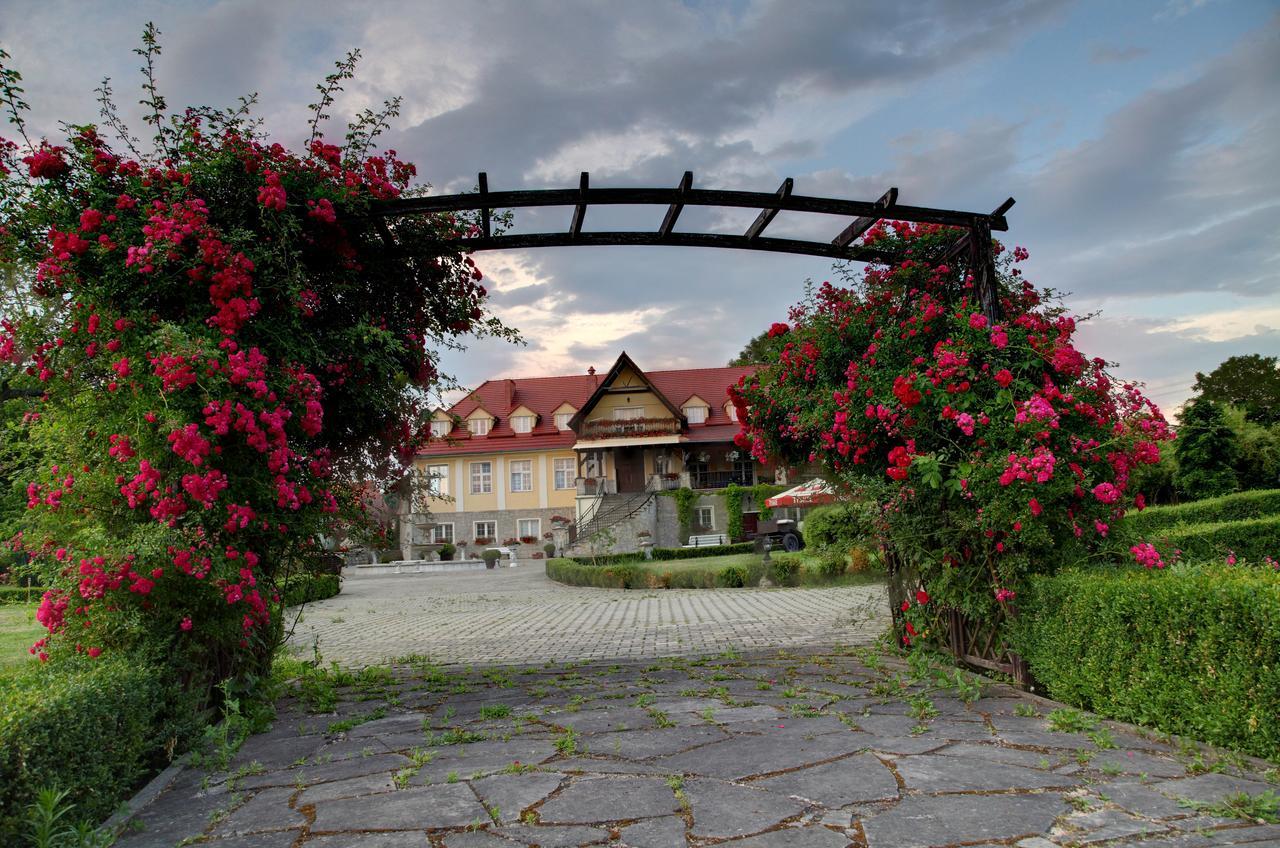 Palac W Badzowie Polkowice Exterior photo